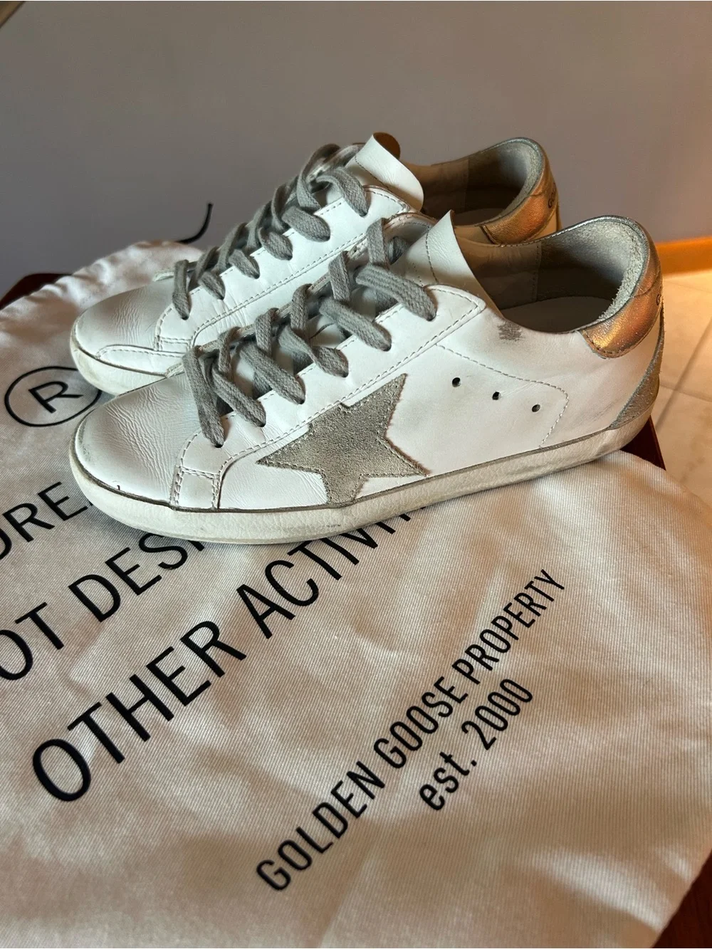 Golden Goose Women's Superstar Sneakers in White with Gold Star size 35 - Picture 2 of 5